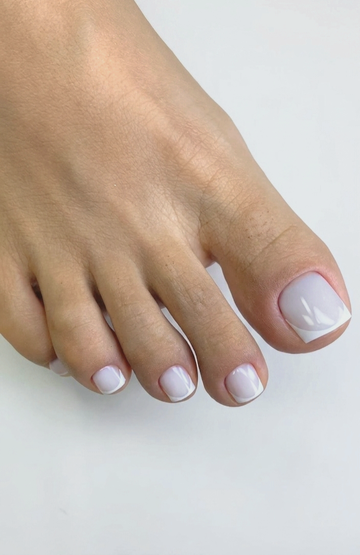 Glanzend witte teennagels, close-up